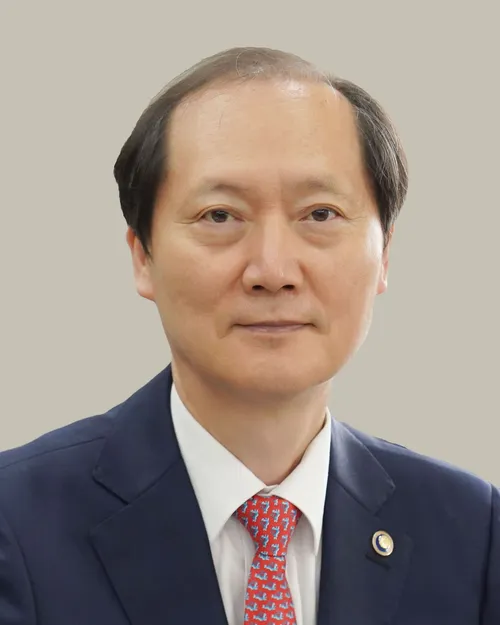 검사인 이완규의 대표 이미지