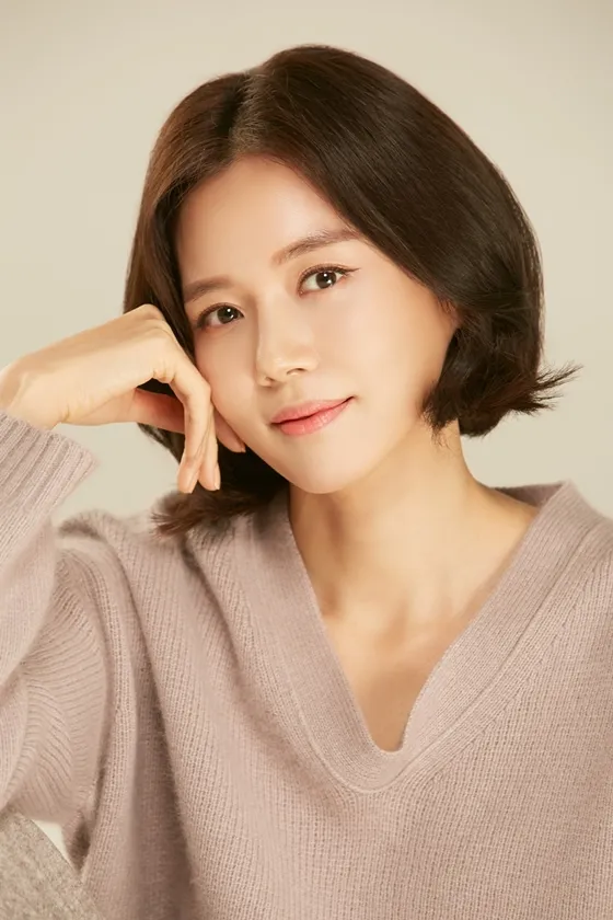 영화배우, 탤런트, 가수인 강세정의 대표 이미지