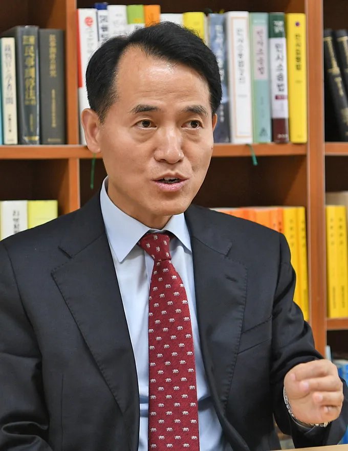 변호사, (전직)판사인 이충상의 대표 이미지