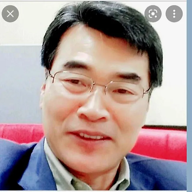 신문기자인 손정록의 대표 이미지