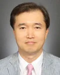 변호사, (전직)판사인 윤병철의 대표 이미지