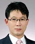 대학교수, 변호사인 신호영의 대표 이미지