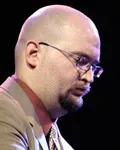 피아노연주가인 이단 아이버슨의 대표 이미지