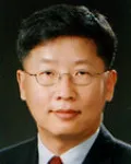 대학교수인 유영하의 대표 이미지