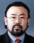 지휘자인 윤용운의 대표 이미지