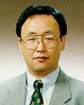 대학교수인 홍철재의 대표 이미지