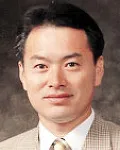 대학교수인 윤여탁의 대표 이미지