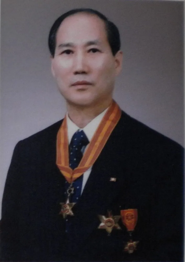 (전직)행정공무원인 김문웅의 대표 이미지
