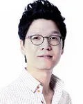 작곡가인 최진의 대표 이미지