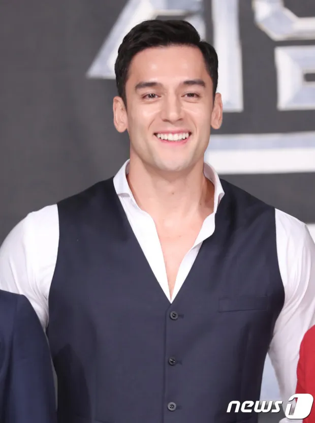 탤런트, 영화배우, 방송인인 줄리엔 강의 대표 이미지