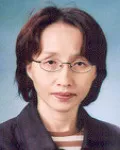 대학교수인 윤지현의 대표 이미지