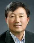 신문기자인 신동재의 대표 이미지