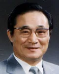 시인, 번역가, 대학교수인 윤기한의 대표 이미지