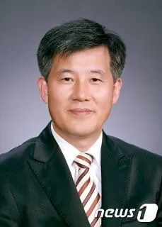 대학교수인 최재욱의 대표 이미지