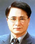 방송인인 윤재근의 대표 이미지