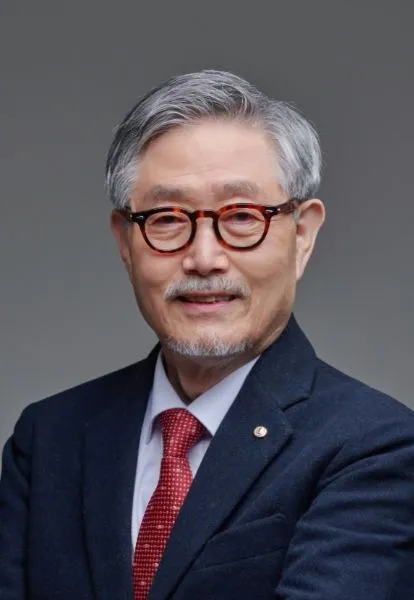 소설가인 김호운의 대표 이미지