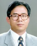 시인, (전직)대학총장, (전직)대학교수인 이수오의 대표 이미지