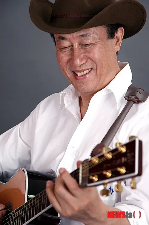 가수, 사진작가인 서수남의 대표 이미지