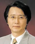 (전직)시각디자이너, (전직)대학교수인 김훈의 대표 이미지