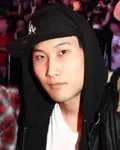 가수인 디제이 돕쉬의 대표 이미지