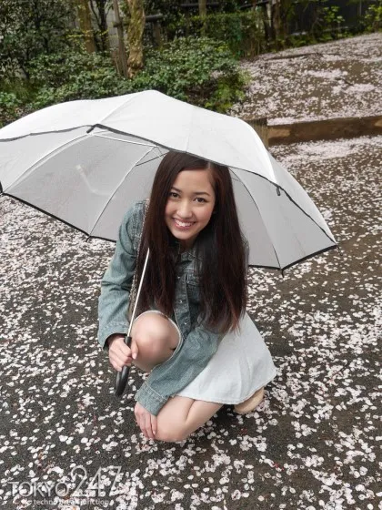 AV배우인 키사라기 유나의 대표 이미지