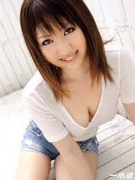 AV배우인 니노미야 아키의 대표 이미지