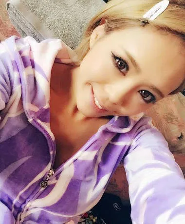 AV배우인 후지모토 시온의 대표 이미지