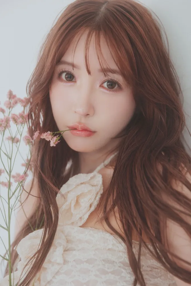 AV배우인 미카미 유아의 대표 이미지