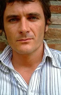 영화배우인 알렉스 브렌데뮬의 대표 이미지