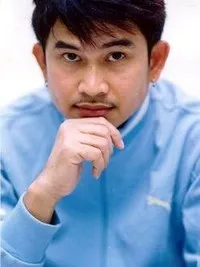 영화감독인 포이 아논의 대표 이미지