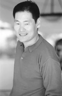 배우인 겔버트 콜로마의 대표 이미지