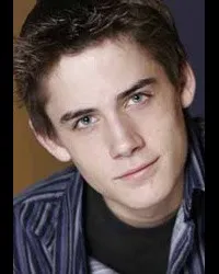 영화배우인 아담 버처의 대표 이미지