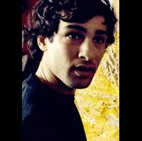 배우인 니콜라 카자레의 대표 이미지