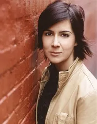 각본, 감독, 배우인 아이리스 바의 대표 이미지