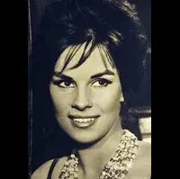 배우인 안토넬라 루알디의 대표 이미지