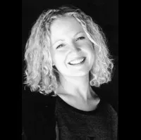 배우, 성우, 음악인 캐롤린 로렌스의 대표 이미지