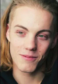 배우인 앙투완 데스로쉐르의 대표 이미지