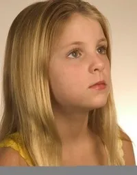 배우인 클로에 맥키의 대표 이미지