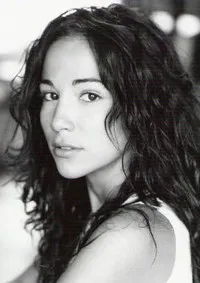 배우인 카리나 테스타의 대표 이미지