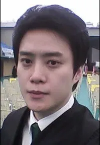 배우인 윤현균의 대표 이미지