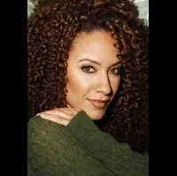 영화배우인 소피나 브라운의 대표 이미지