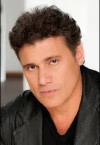 영화배우인 스티븐 바우어의 대표 이미지