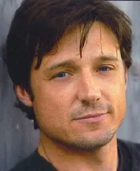 배우인 데이비드 치섬의 대표 이미지