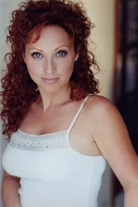 배우인 리 앨린 베이커의 대표 이미지