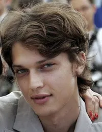 배우인 후아드 에이트 아투의 대표 이미지