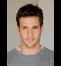 배우인 제이 자블론스키의 대표 이미지