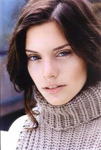 배우인 힐리 옐롬의 대표 이미지