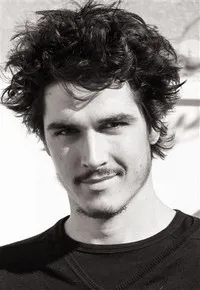 영화배우인 피에르 불란제르의 대표 이미지