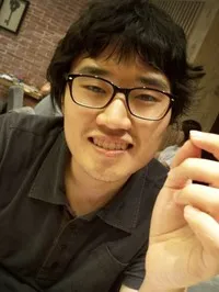 감독, 각본, 촬영, 편집인 이재호의 대표 이미지