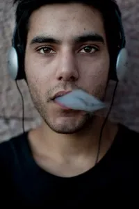 배우인 아리엘 마텔루나의 대표 이미지